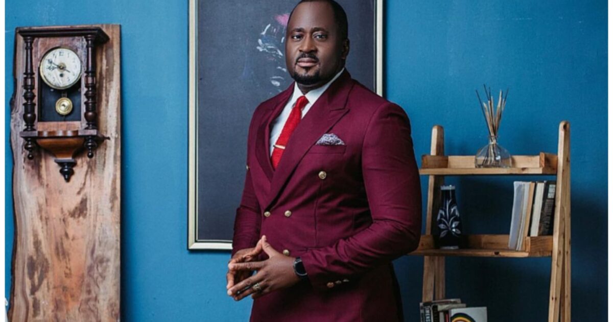 desmond-elliot-solo