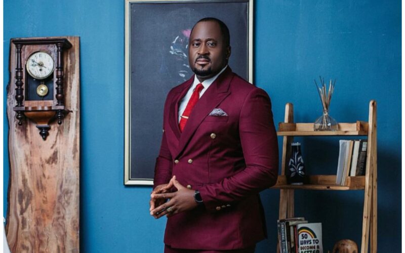 desmond-elliot-solo