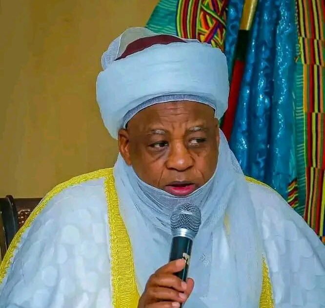 Sultan of Sokoto Muhammad Saad Abubakar speaking into a microphone