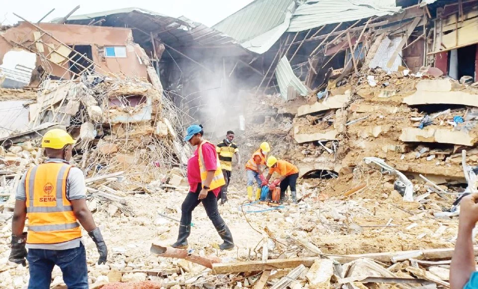 Rescuers work at the collapsed Elite Five Star Lodge near Federal Polytechnic, Oko, Anambra State