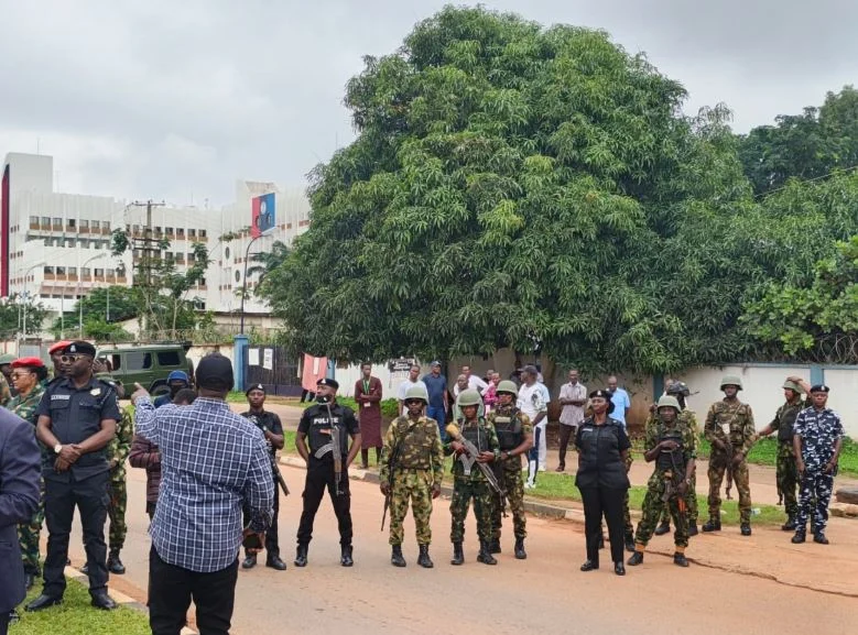 Security personnel outside the Ministry of Defence in Abuja during retired officers' pension protest