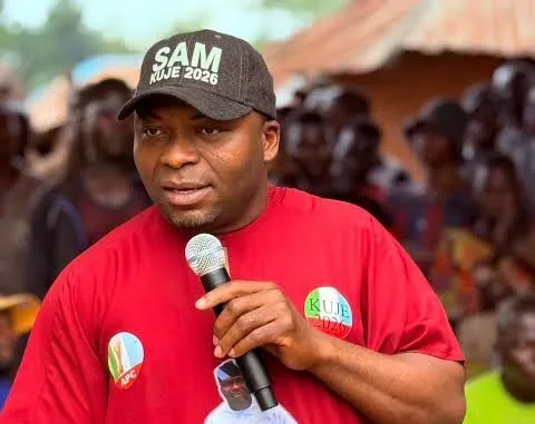 Samuel Shekwolo speaking with a microphone at a Kuje APC event