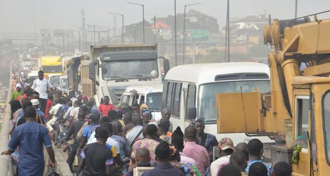 Vehicles and commuters in traffic on the Kara Bridge corridor